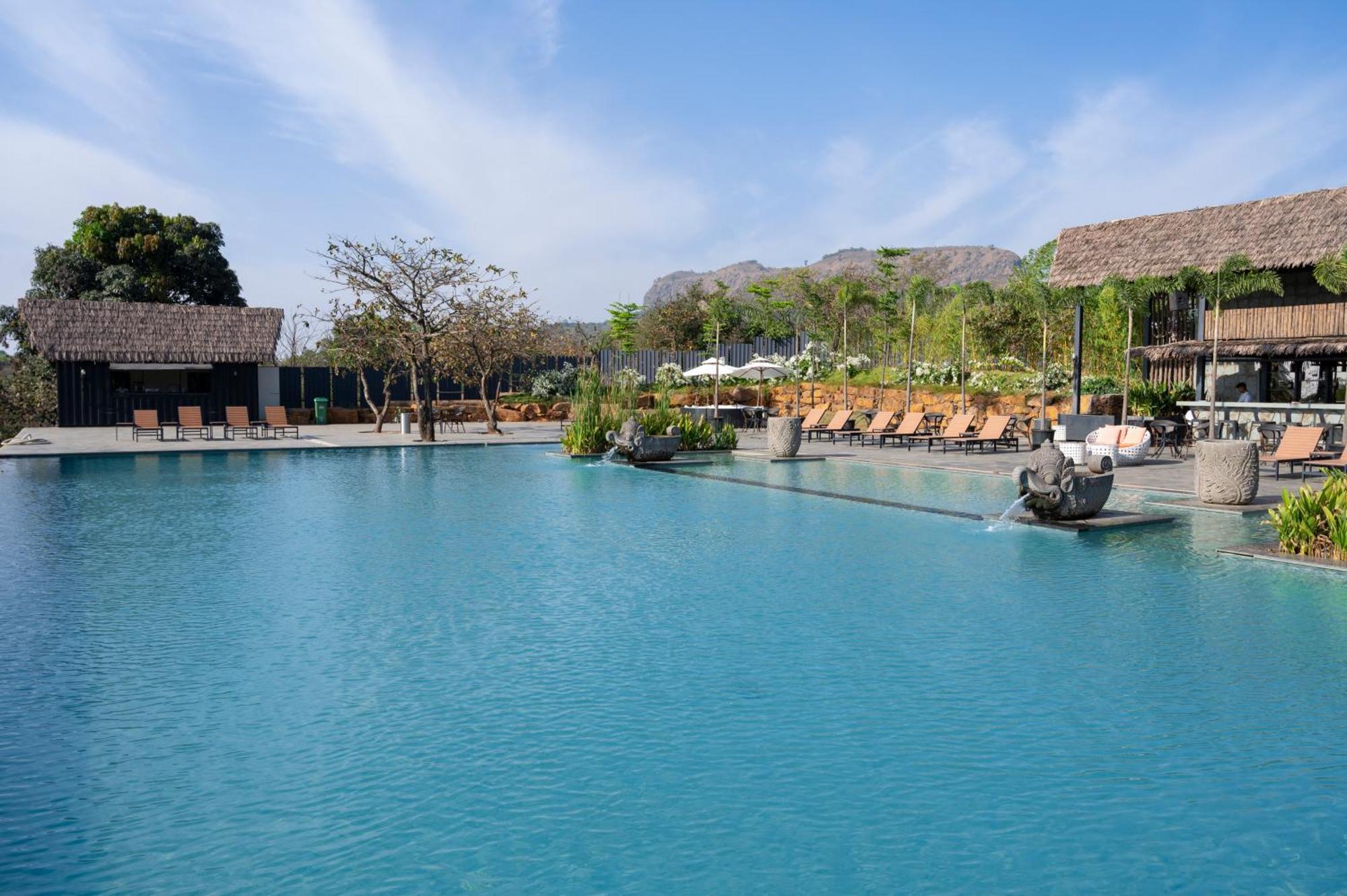 Canary Islands Resort & Spa Lonavala Luaran gambar